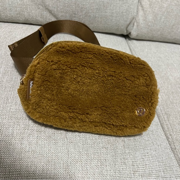 Brand new with tags Lululemon Everywhere fleece belt bag, burnt camel and gold - Picture 2 of 9